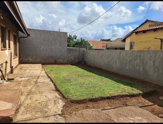 2 BEDROOM HOUSE FOR SALE IN SEBOKENG UNIT 7